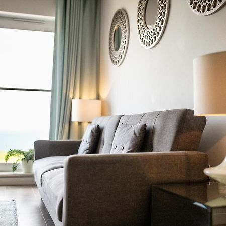 Stunning Sea Views, Luxury Apartment Beaches & Restaurants Are A Short Walk Away نيوكويي المظهر الخارجي الصورة
